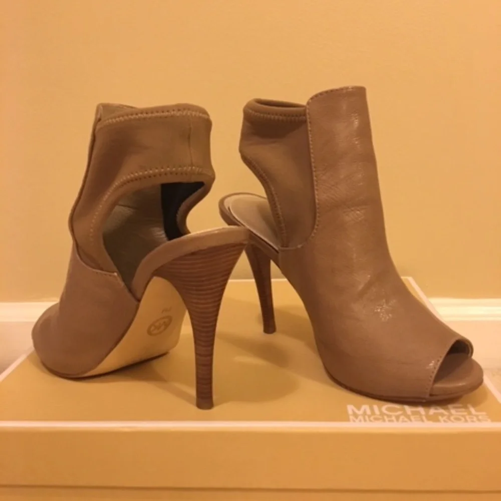 Michael Kors Leather Tonne Booties Taupe - Picture 2 of 5